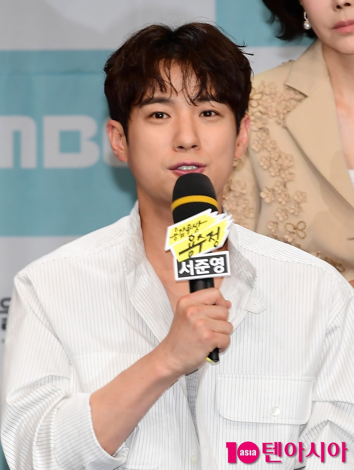 배우 서준영이 한 공식 행사장에서 마이크를 잡은 채 말을 하고 있다./사진=텐아시아DB
