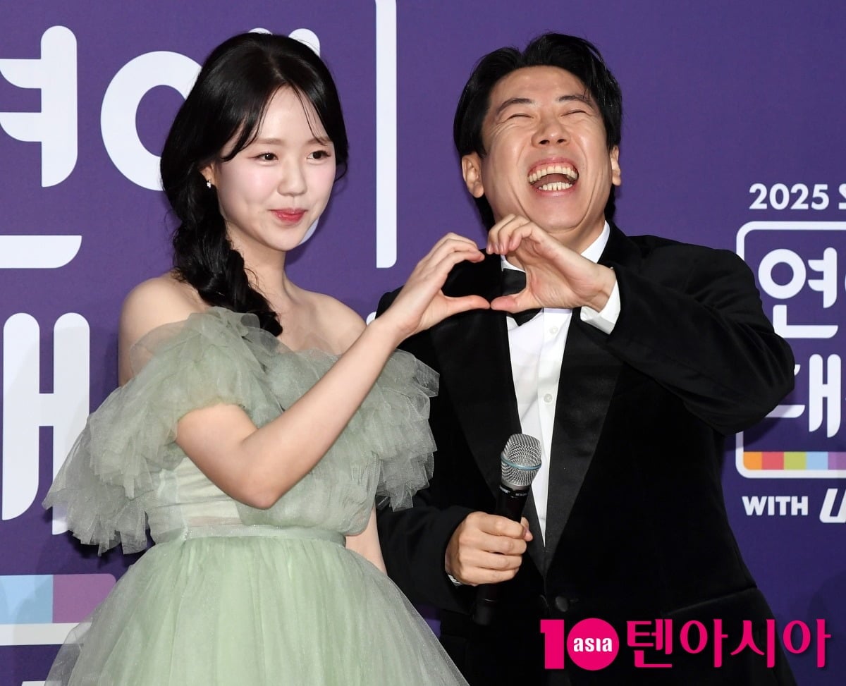 지예은과 양세찬이 연말 시상식에서 포즈를 취하고 있다./사진=텐아시아DB