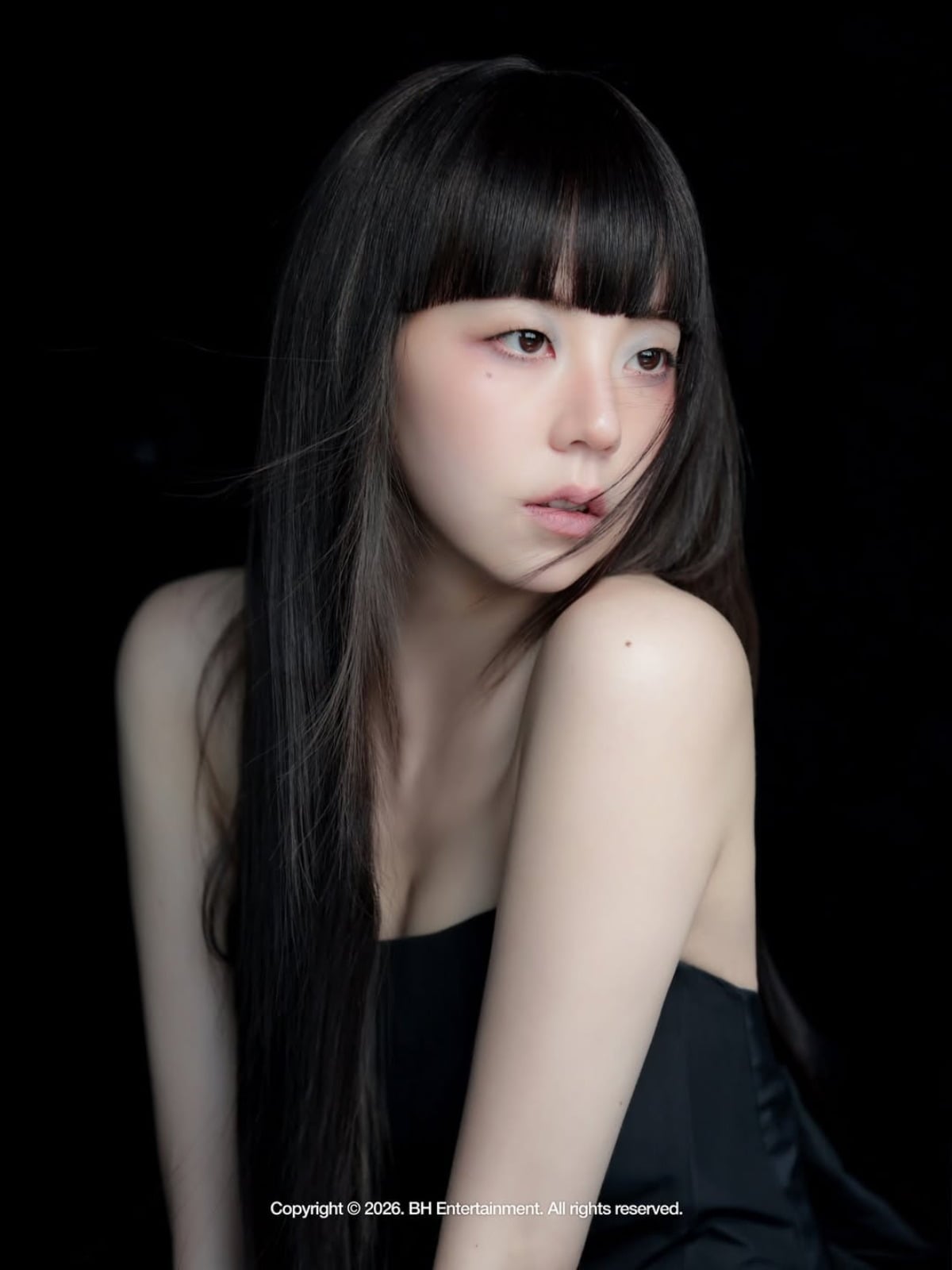 
원더걸스 출신 배우 안소희가 풀뱅 헤어스타일의 파격적인 콘셉트 화보를 공개해 2007년 데뷔 시절을 연상시킨다는 평을 받으며 화제를 모으고 있다. 사진 = 안소희 인스타그램