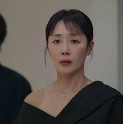 톱급 여배우, 충격적인 스캔들 일파만파…불륜 상대가 의붓아들로 밝혀져 ('미혼남녀')