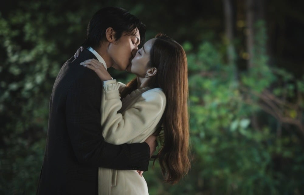 박민영과 위하준이 '세이렌'에서 키스신을 연기한다./사진=tvN