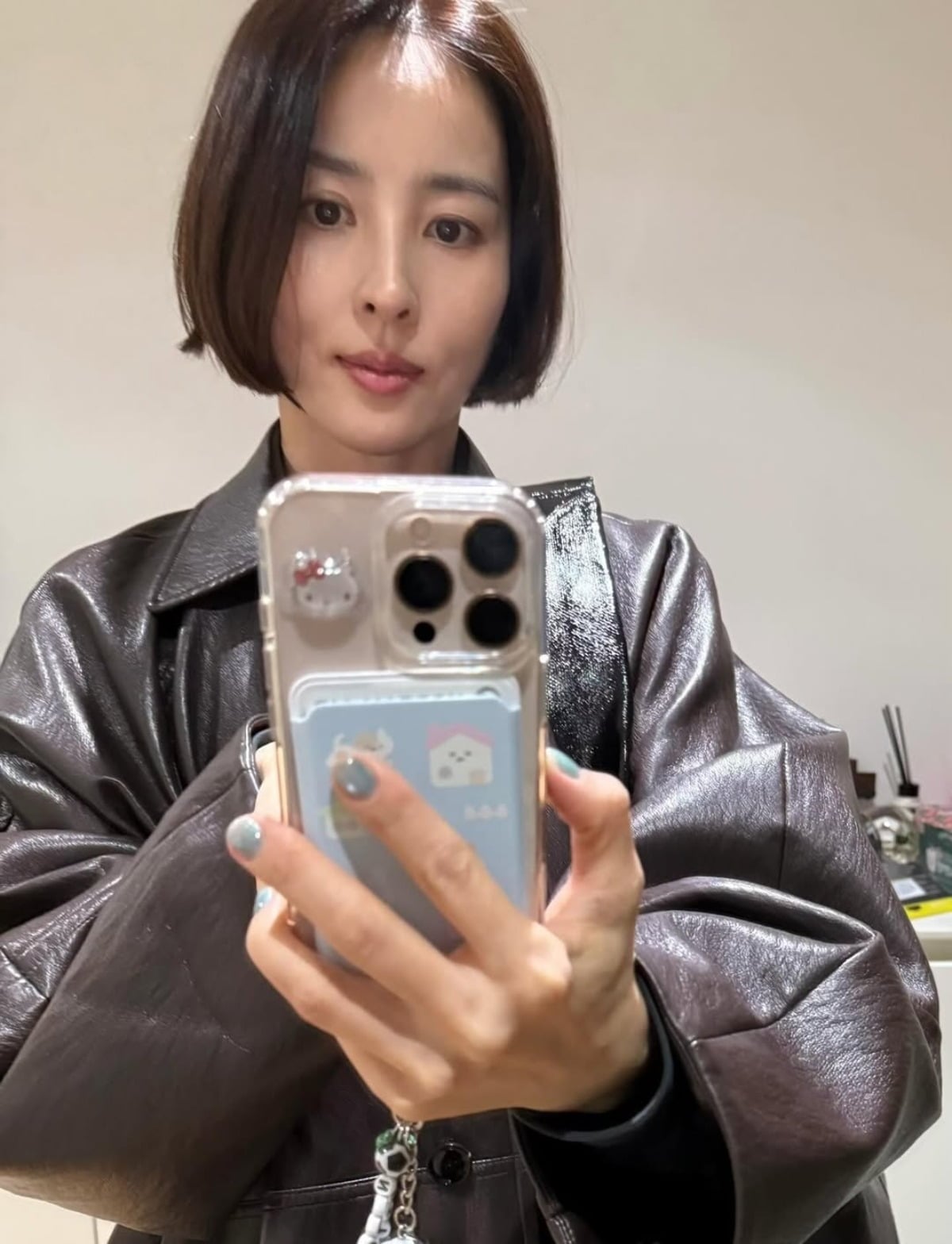 배우 한혜진이 최근 자신의 인스타그램을 통해 파격적인 단발 헤어스타일로 변신한 모습을 공개해 화제다. 사진 = 한혜진 인스타그램
