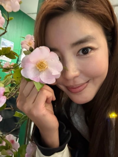 '영업정지설'에 분노한 김규리, 화사한 근황 전했다…미모는 벌써 '봄꽃 만개'