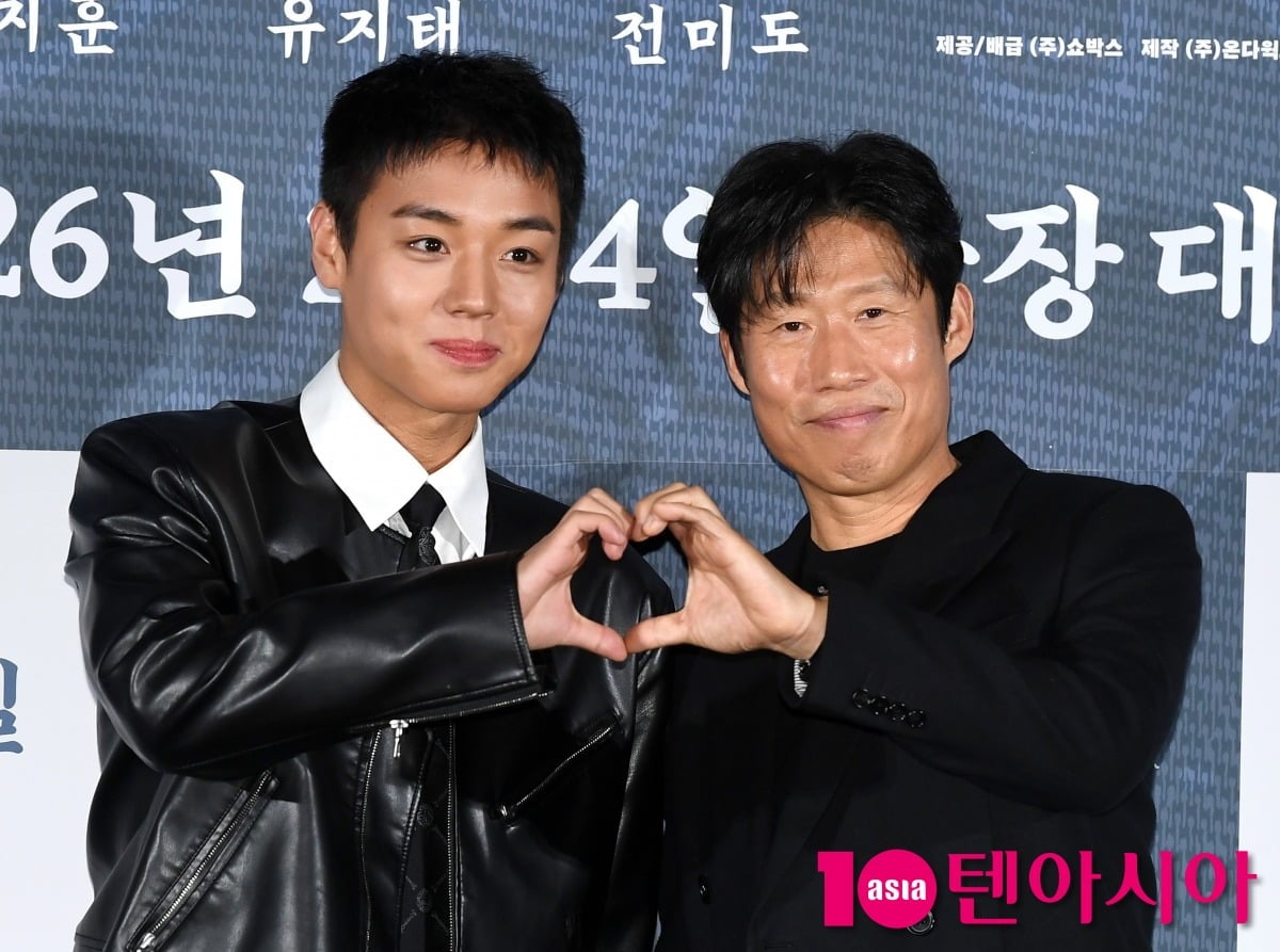 박지훈과 유해진이 공식 행사장에서 포즈를 취하고 있다./사진=텐아시아DB