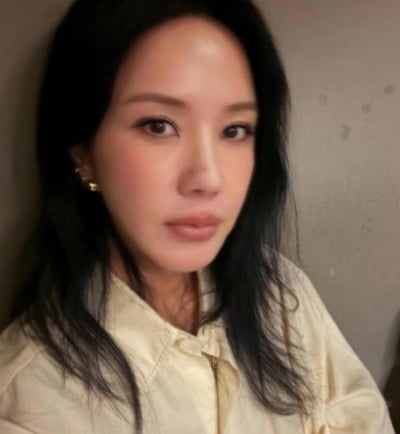 '50억 자산가' 엄정화, 근접샷에도 굴욕 없는 도자기 피부…'57세 미혼' 안 믿겨