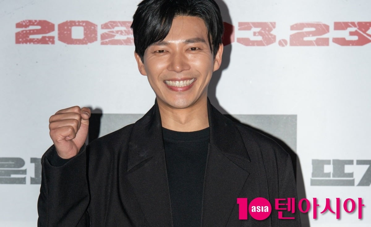 주먹을 쥐고 포즈를 취하고 있는 배우 지승현./사진=텐아시아DB