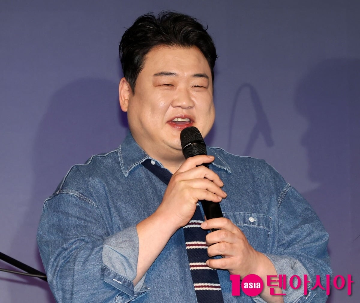 김준현이 공식 행사에 참석해 마이크를 든 채 말을 하고 있다./사진=텐아시아DB