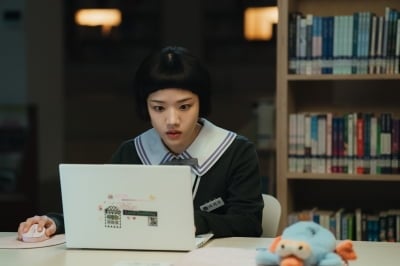 김향기, BL 소설 작가로 데뷔한다…주인공은 학교 선생님('로맨스의 절댓값')