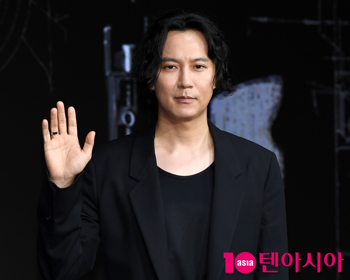 배우 김남길이 포즈를 취하고 있다 / 사진=텐아시아 DB