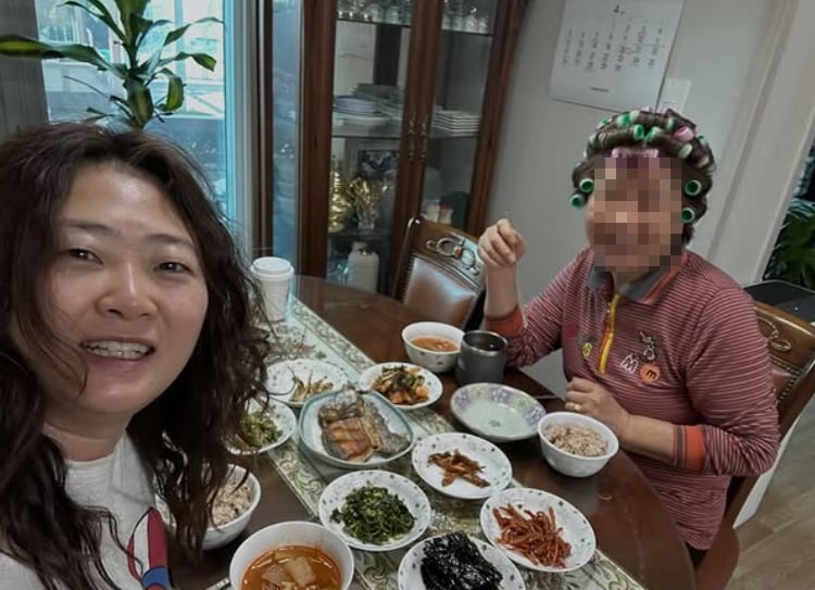 '나는 솔로' 22기 정숙이 시모와 시간을 보내고 있다. /SNS