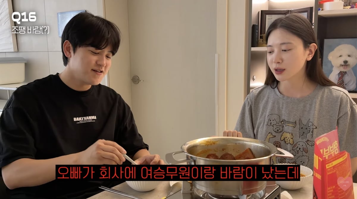 조정연과 유혜주가 식탁 앞에 앉아 음식을 나눠 먹으며 대화하고 있다 / 사진 = 유혜주 유튜브 채널