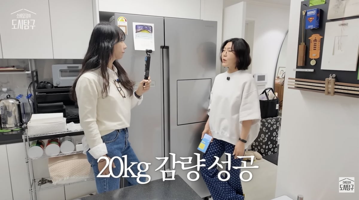 스타일리스트 한혜연이 냉장고 앞에 서서 자신의 체중 감량 비법에 대해 설명하고 있다 / 사진 = 소비요정의 도시 탐구 유튜브 채널