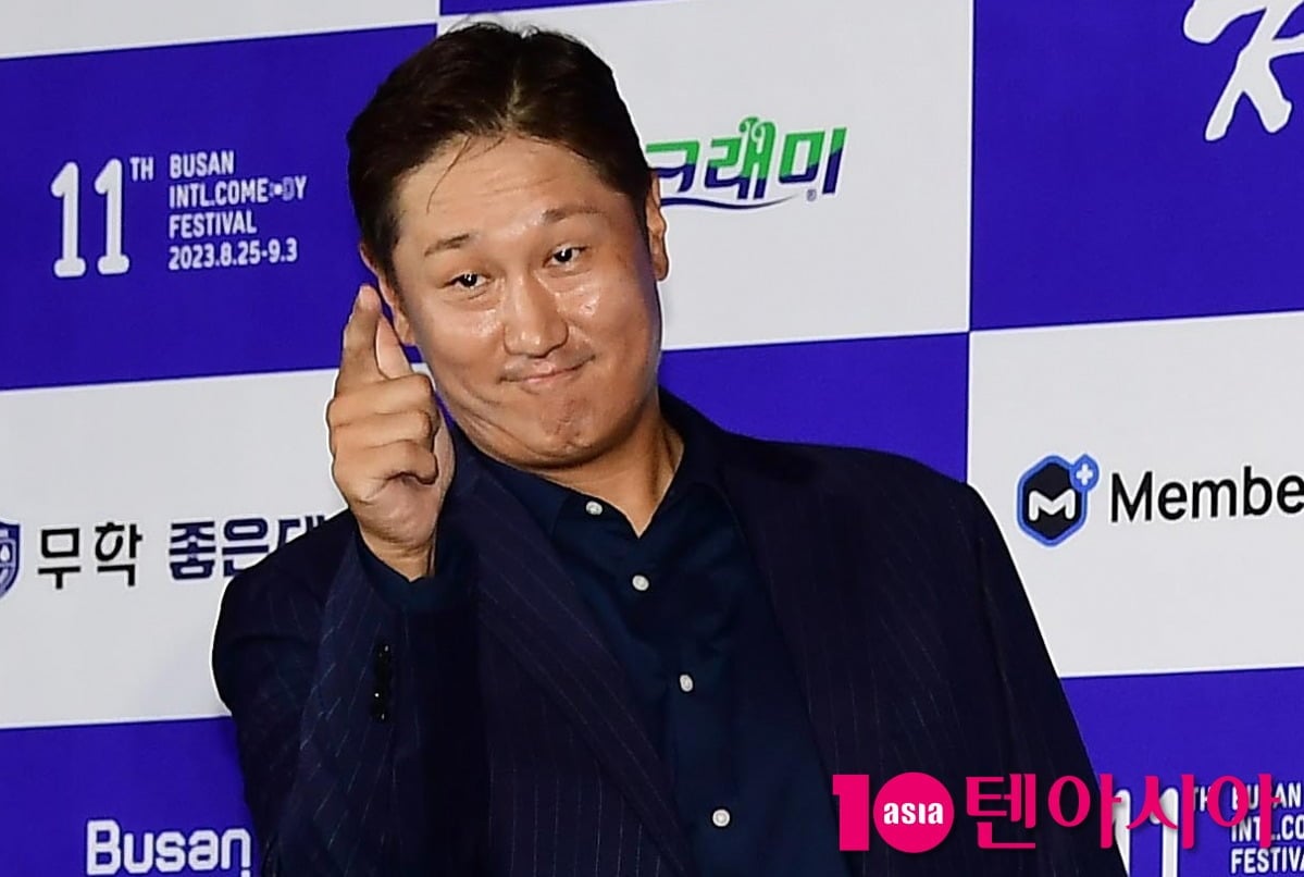 전 야구선수 이대호가 포즈를 취하고 있다 / 사진=텐아시아 DB