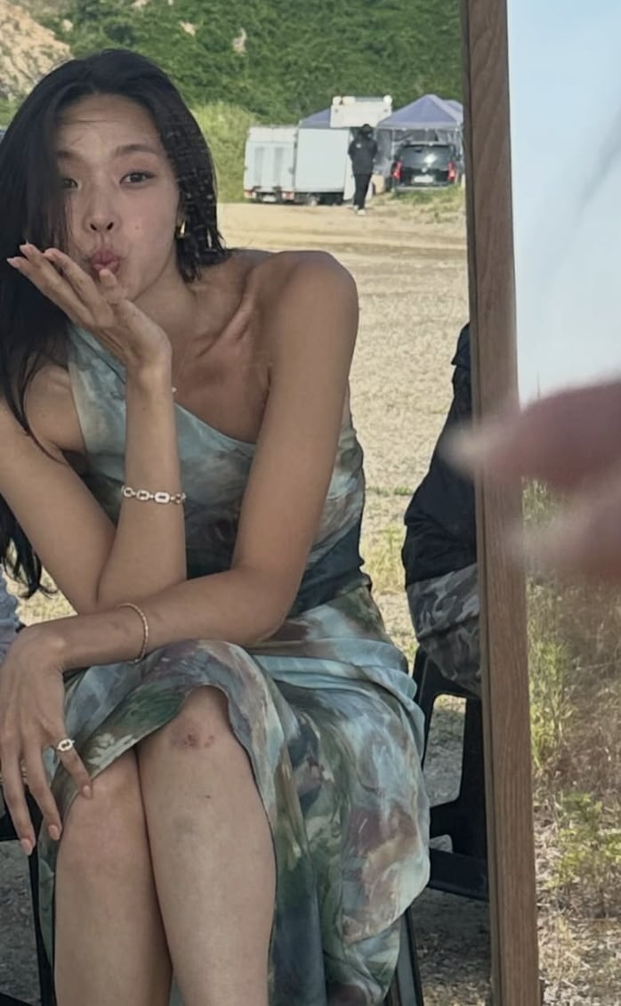 넷플릭스 예능 '솔로지옥5' 출연자 최미나수가 푸른빛 드레스를 입고 다리를 꼬고 앉아 꽃받침 포즈를 취하고 있다 / 사진 = 최미나수 SNS