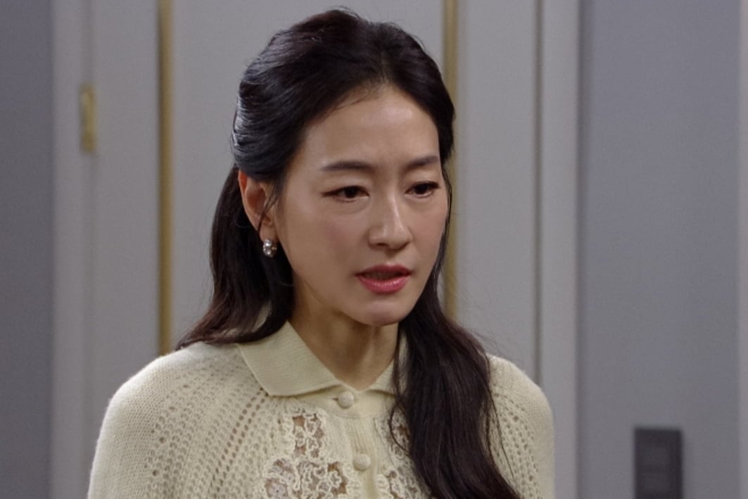 KBS 2TV  ‘붉은 진주’18회에서는 김단희(박진희 분)를 아델 그룹 바이오 사장으로 발령하겠다던 박태호(최재성 분)가 돌연 약속을 깼다. / 사진 제공: KBS 2TV 일일드라마 