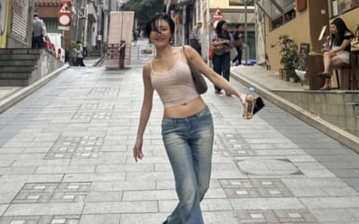 뼈말라였던 화사, 다시 살 좀 붙었나…크롭탑 볼륨감 그대로