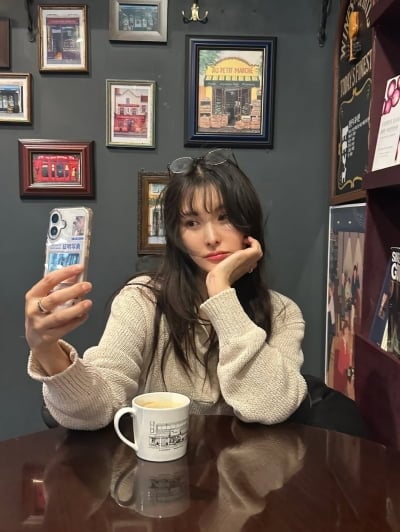 '원조여신' 박규리, 카페서 '셀카 521장' 폭주…안경 써도 미모 안 죽네