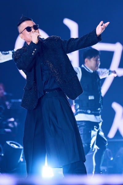 김건모, 6년 만의 전국 투어 마무리…"'재기' 아닌 '데뷔'의 마음으로"