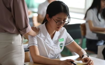 '저작권 부자' 우주소녀 엑시, 깜짝 근황 전했다…30대라더니 18세 고등학생 연기 ('열여덟')