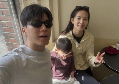 김무열♥윤승아 아들, '브이'로 얼굴 가렸는데 '큐티'가 보이네