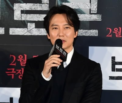 [공식] 김남길, 깜짝 소식 전했다…가수로 본격 데뷔→팬미팅서 첫 무대 공개