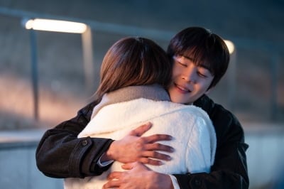 이성경♥채종협, 둘만의 오붓한 데이트 현장 포착됐다…생일파티 은밀하게 즐겨 ('찬너계')