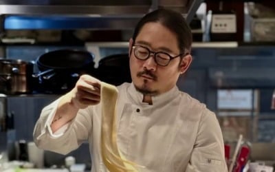 '흑백2' 유명 셰프, ♥여친과 동거 중이었다…51세 미혼이라더니 "함께 살고 있어" ('홈즈')