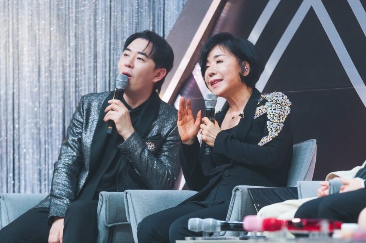 69세 국민 여가수, 고위 간부 마중 받았다…"벤츠 타고 이동해"('금타는 금요일')