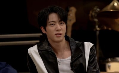 "BTS 진, 표정관리 실패한 건 처음"…크레딧 홀로 빠지자 갑론을박 이어져