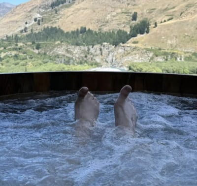 설현, 하반기 차기작 앞두고 온천에서 단둘이…"발가락 누구야"