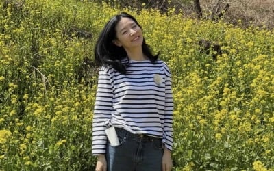 55세 이영애, 대학생 울고 갈 드라큘라 미모…유채꽃밭서 리즈 경신