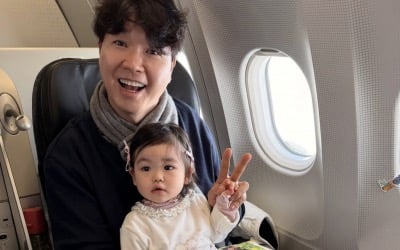 인형을 안고 있네…박수홍, 광고 싹쓸이한 17개월 딸과 첫 해외여행