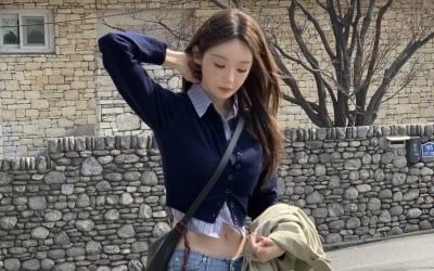 한줌 개미허리 놀라워…강민경, 납작배 시선강탈