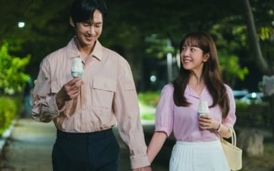 한지민, 남친과 ♥데이트 포착됐다…길거리서 대놓고 핑크빛, 손잡고 백허그까지 ('미혼남녀')