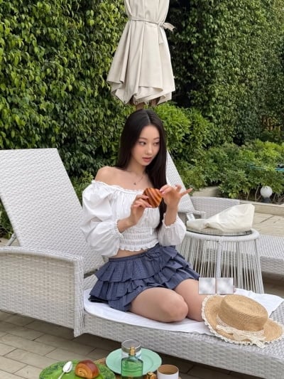 '170cm·52kg' 경리, 야외서 드러낸 '한 줌' 어깨라인…'벚꽃보다 예쁜 공주님'