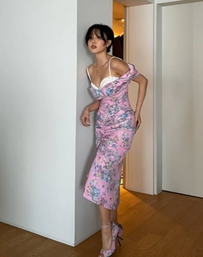 화사, 체지방만 쏙 빠졌다더니…비결 알고 싶어지는 종잇장 몸매