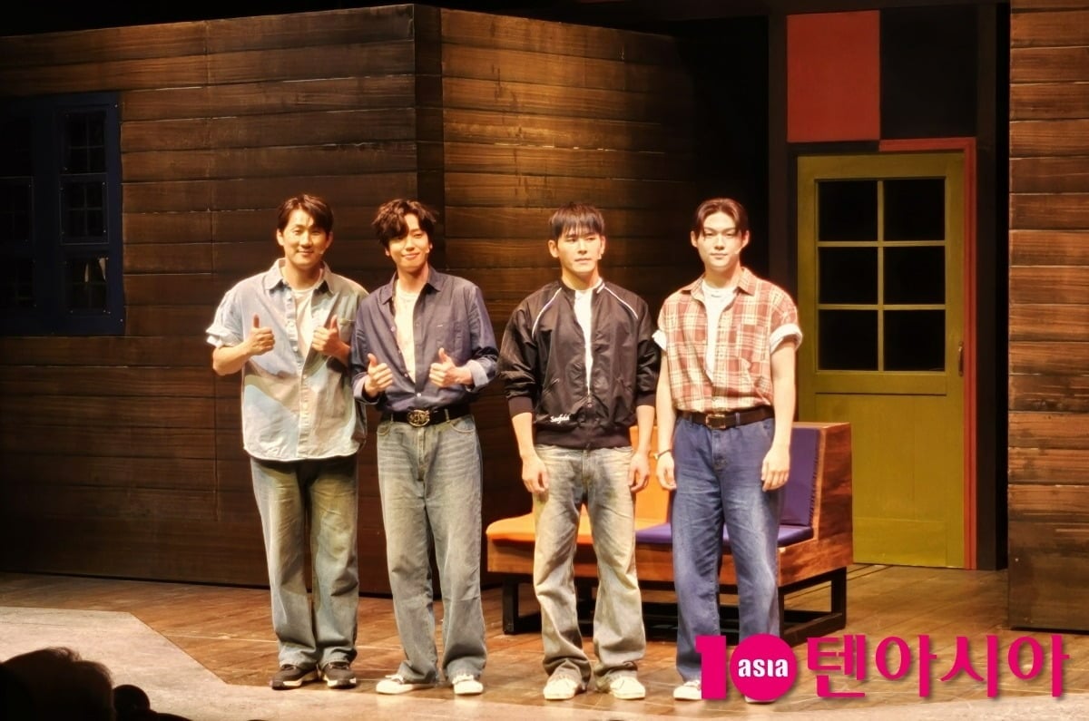 (가장 왼쪽) 나상도와 (가장 우측) 최재명이 니엘, 이호원 사이에서 포즈를 취하고 있다. / 사진=정다연 기자