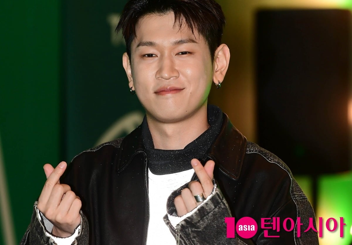 가수 크러쉬가 손하트 포즈를 취하고 있다./사진=텐아시아DB