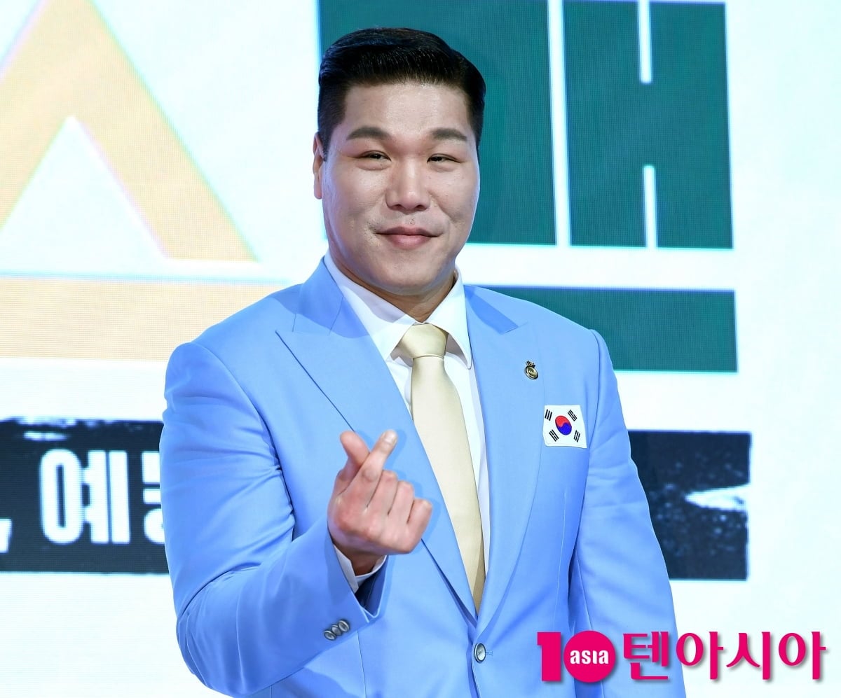 서장훈이 포즈를 취하고 있다 / 사진=텐아시아 DB