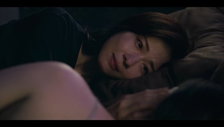 한 침대에 누워있는 하지원과 나나 / 사진='클라이맥스' 캡처