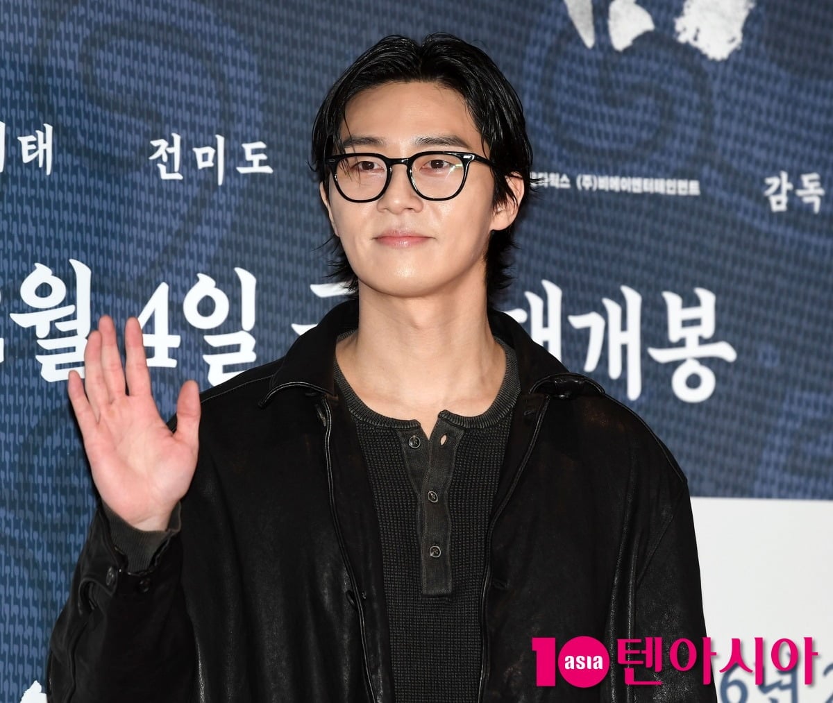 배우 박서준이 취재진을 향해 손인사를 하고 있다. / 사진=텐아시아DB