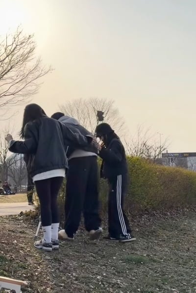 "뼈 산산조각 났어"…엄지원, 지인들과 한강 피크닉조차 쉽지 않다