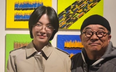 송혜교 얼굴 무슨 일이야…굴욕 요소 총집합인데, 男가수와 팔짱 포착