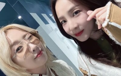 '마약 폭로' 산다라박, 박봄은 언팔했는데…공민지와 사이좋은 '손가락 하트' 투샷