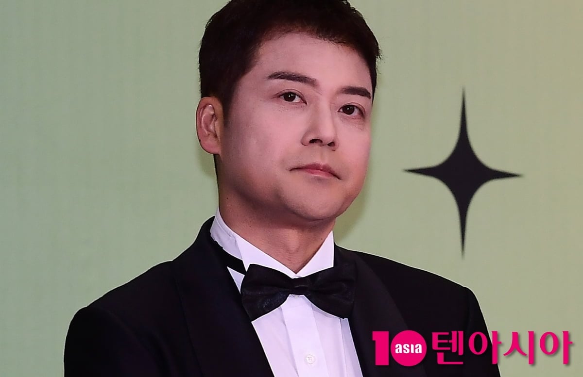 방송인 전현무가 카메라를 응시하고 있다 / 사진=텐아시아 DB