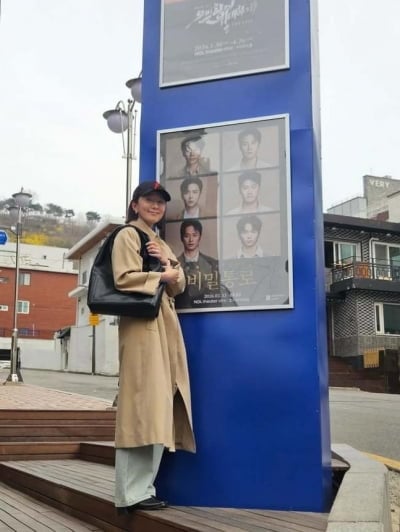 キム・ヒエ、キム・ソンホの演劇を応援訪問 - 脱税疑惑にも関わらず友情を示す