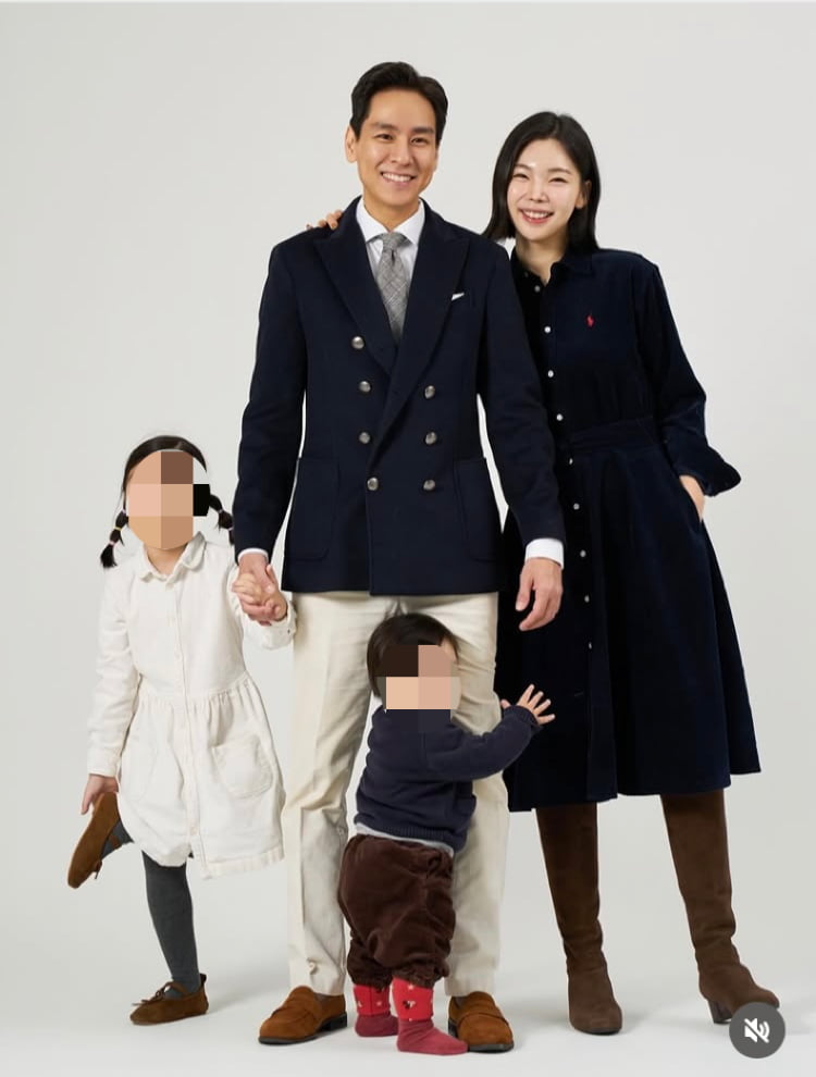 이다은, 재혼 후 화목한 가족사진…반려견 없이 4명만 단란하게