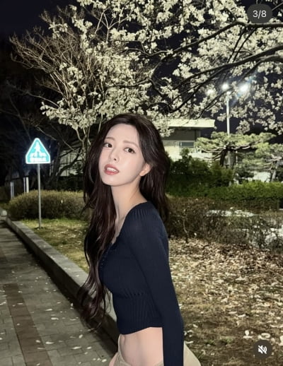 밤엔 추운데…유나, 배꼽 다 드러내고 파격적인 벚꽃룩