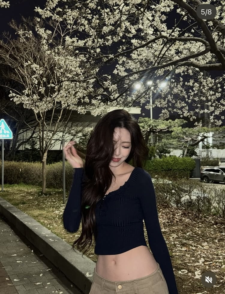 밤엔 추운데…유나, 배꼽 다 드러내고 파격적인 벚꽃룩