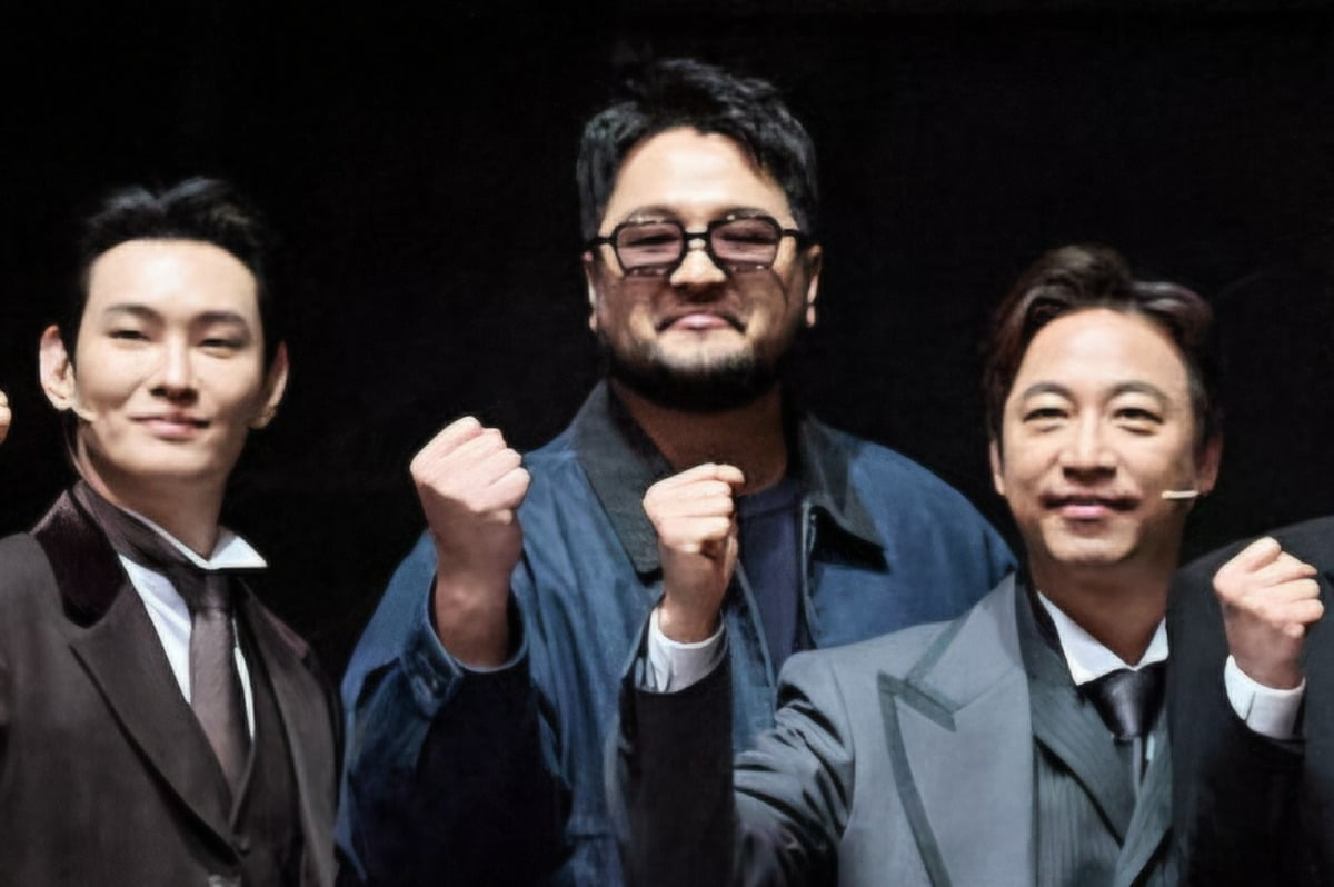 그룹 god(지오디) 멤버 김태우(가운데)가 화이팅을 외치고 있다. / 사진=글림아티스트